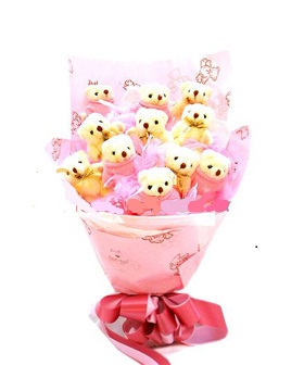 13 adet pelu� oyuncak ay�c�ktan g�rselmi g�rsel bir buket tanzimi 